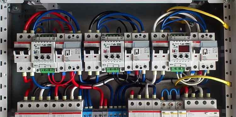 Как уберечься от скачков напряжения во время отключений света, чтобы техника не "сгорела"