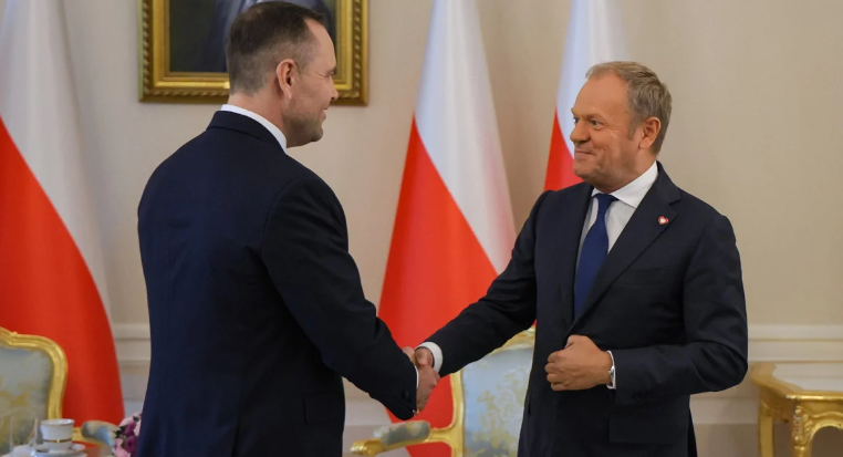 Президент и премьер Польши поссорились в соцсетях