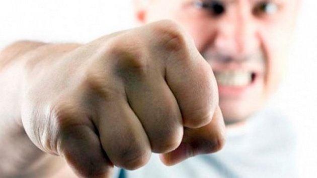 «Бойся меня, иначе убью»: в Польше подросток избил таксистку-украинку, муж которой погиб на войне