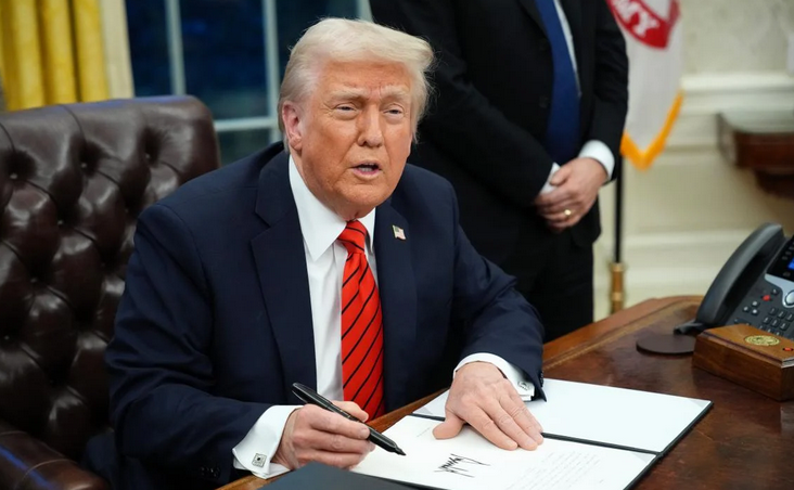 Подписи будто под копирку: Минюст США оправдывается из-за странных "помилований" Трампа