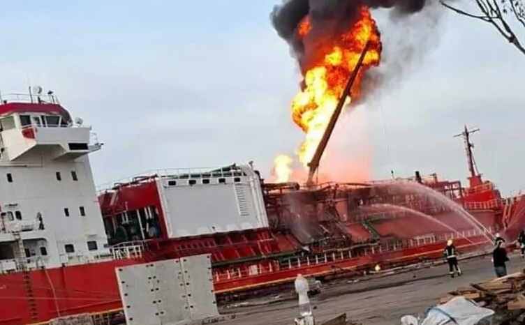 В Измаиле дрон попал в судно со сжиженным газом: в Румынии эвакуировали жителей поселка