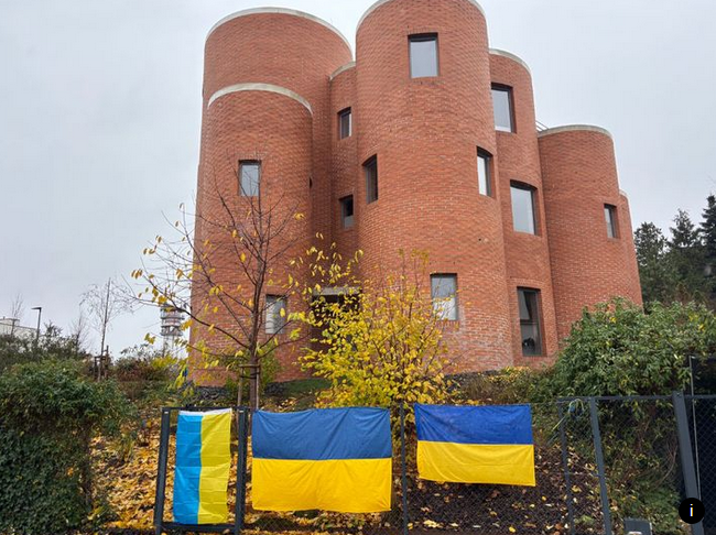 Дом антиукраинского спикера парламента Чехии "атаковали" флагами Украины