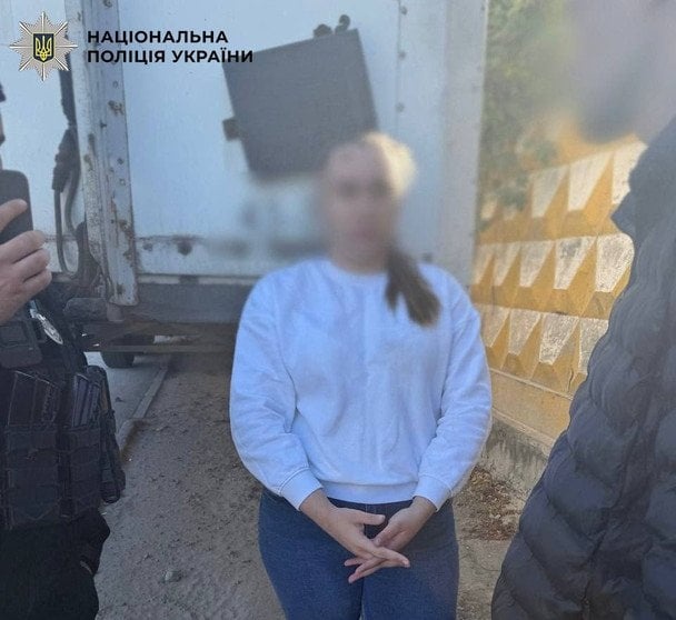 У Києві менеджер компанії привласнила кошти клієнта та звинуватила у пограбуванні випадкових перехожих