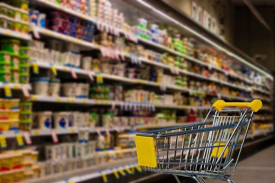 Українцям радять робити запаси продуктів: що скоро подорожчає