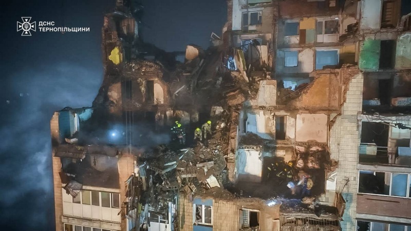 В Тернополе третьи сутки продолжаются разбор завалов после ракетного удара РФ