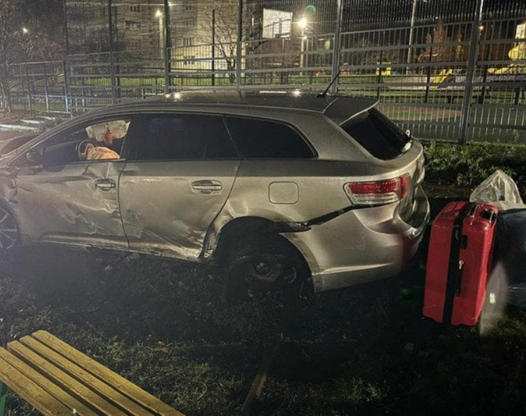 ДТП в Харькове: машину отбросило на детскую площадку, есть пострадавшие