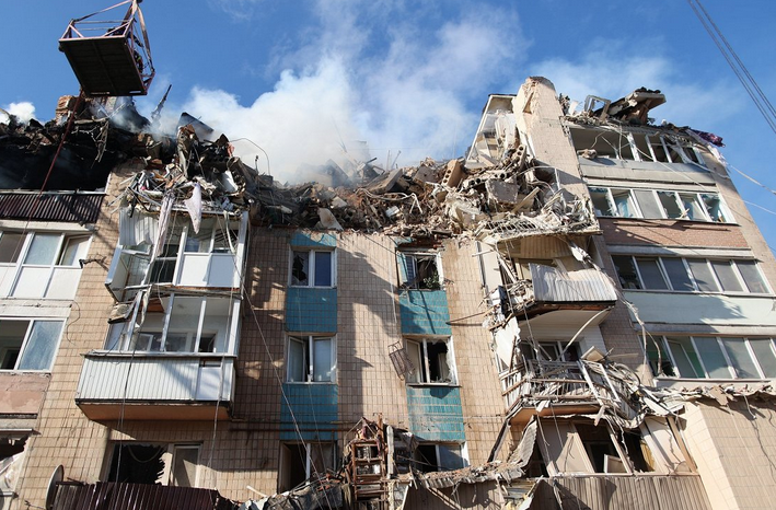 Міськрада Тернополя розшукує чоловіка, який рятував людей зі зруйнованого ракетою будинку