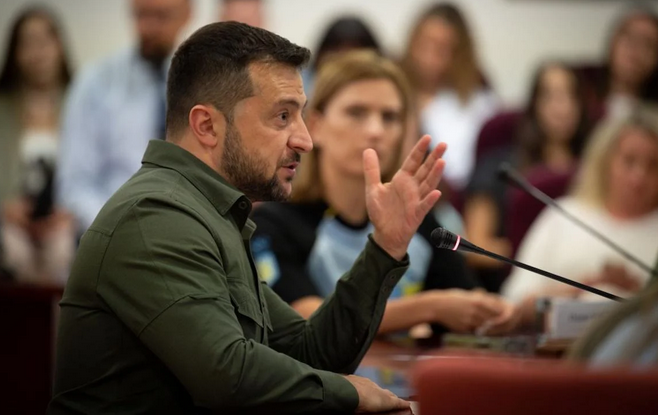 "Надо прекратить срач и игрища". Зеленский жестко прошелся по украинским политикам