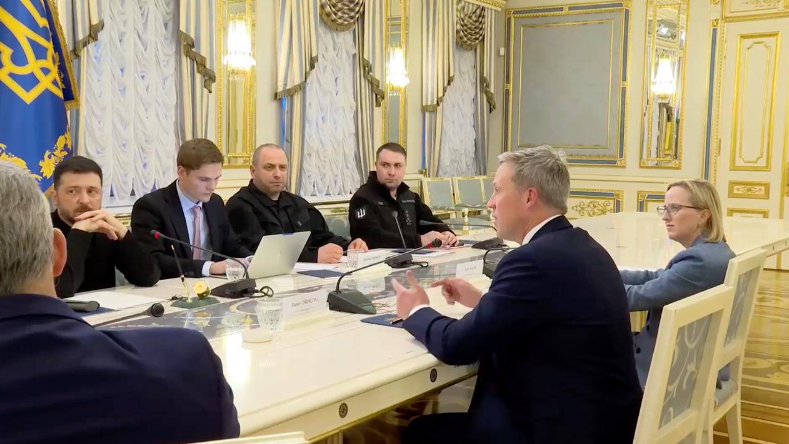 Опоздал на встречу и ругался матом:  FT раскрыло детали экстренной встречи в Киеве с посланником Трампа