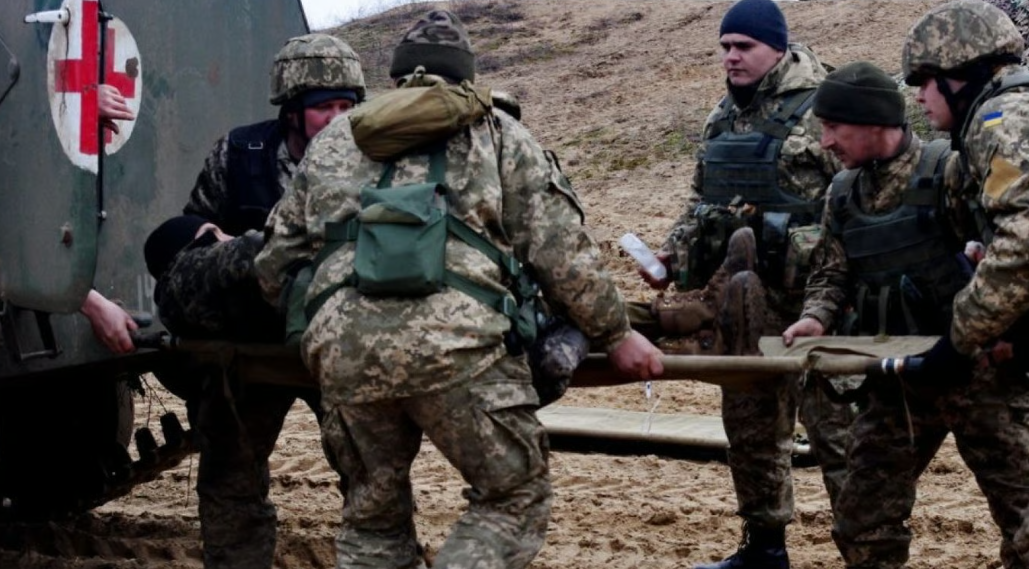 Бойовий медик розповів, як армія США вчиться в України рятувати солдат під дронами