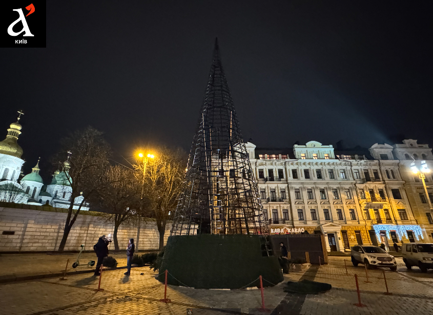 В Киеве начали устанавливать новогоднюю елку