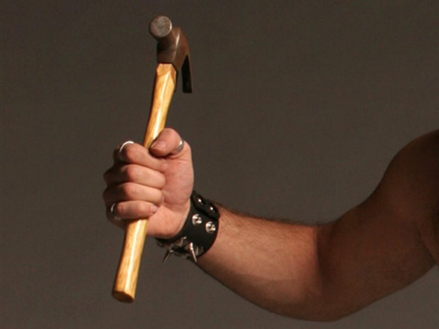 Полиция проверяет сообщения о нападениях маньяка с молотком на женщин в Киеве