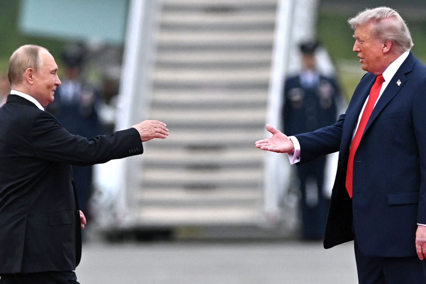 "Мирний план" Трампа значною мірою відповідає військовим цілям Кремля, - Bloomberg