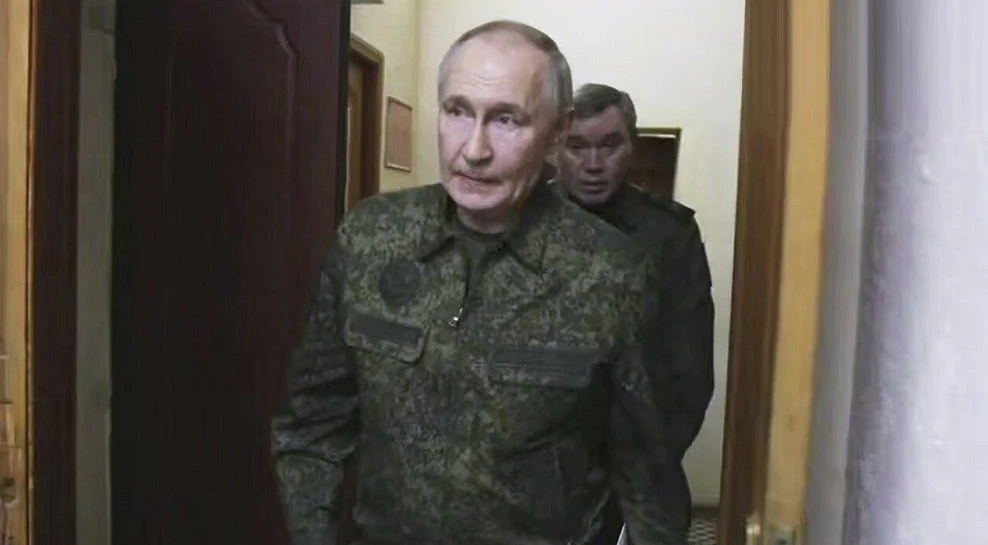 Появление Путина в военной форме накануне визита Уиткоффа было тщательно срежиссировано — The Guardian