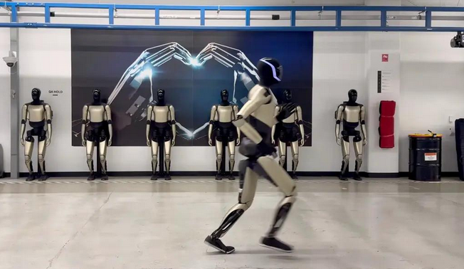 Маск показав, чому навчився його гуманоїдний робот Optimus