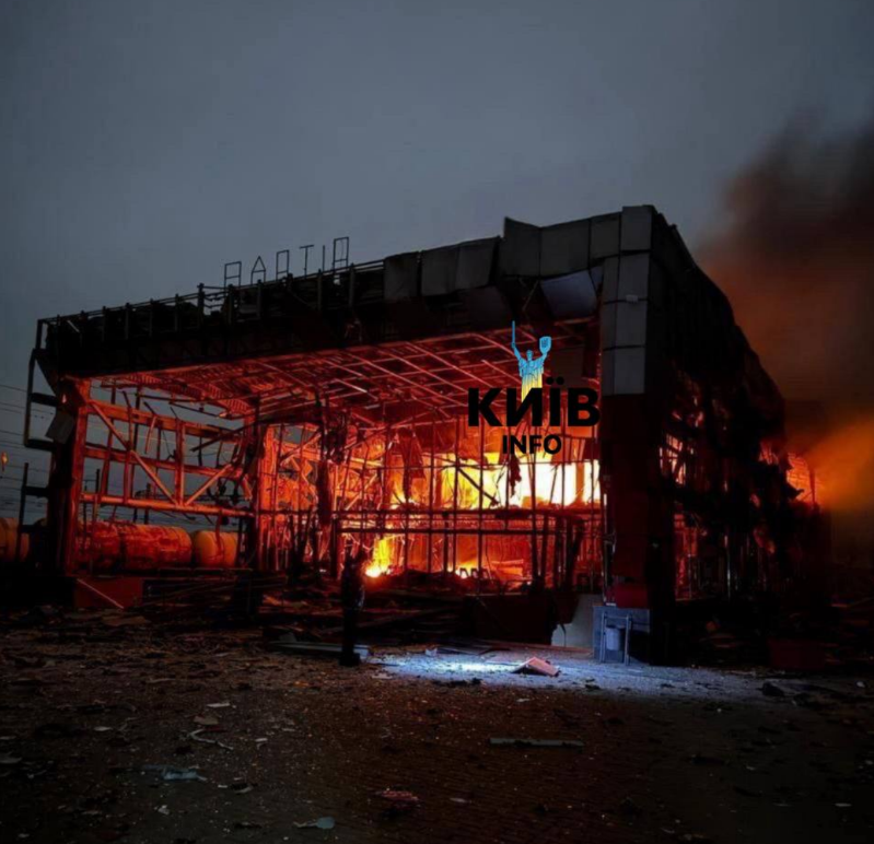Россияне ударили по Киевщине: в Фастове сгорел железнодорожный вокзал