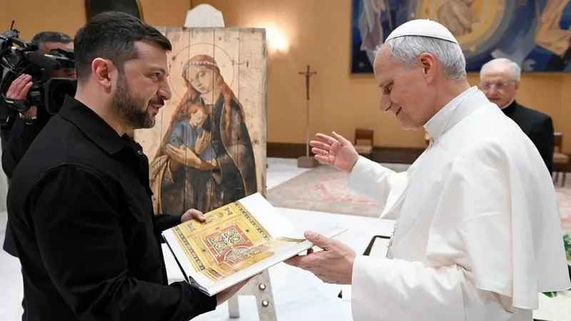 Зеленский прибыл в Италию и встретился с Папой Римским