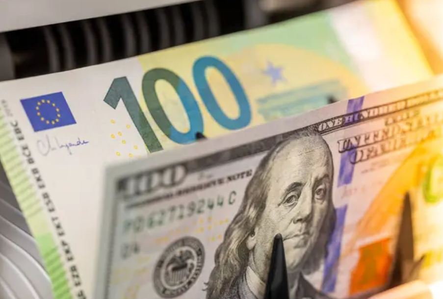 Обменники обновили курс валют: сколько сегодня стоят доллар и евро