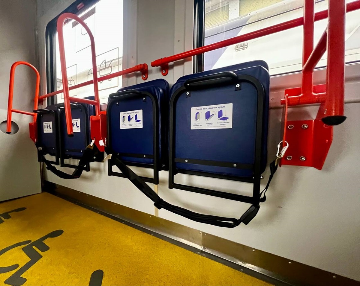 УЗ показала модернізовану "електричку" 1988 року випуску: як тепер виглядає потяг