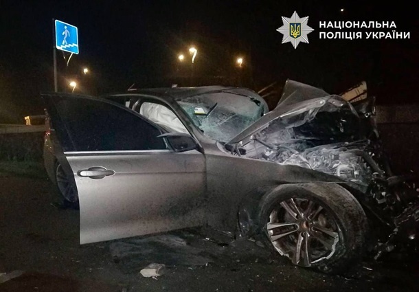 В Киеве 18-летний водитель BMW погиб, врезавшись в подземный переход
