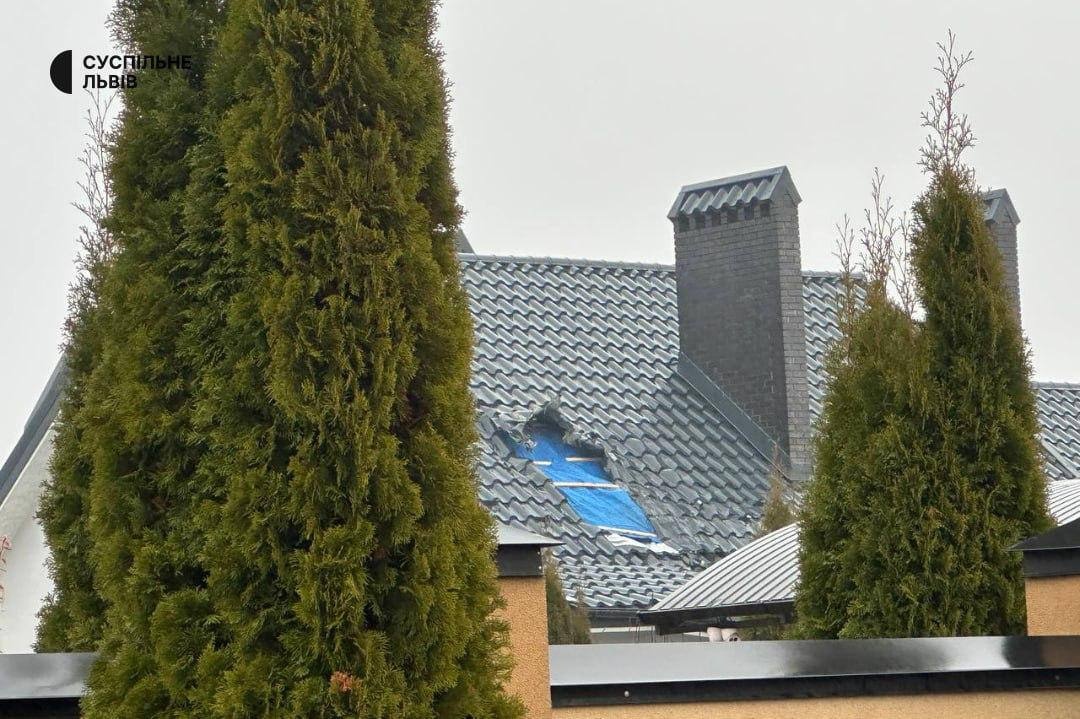 Тривоги не було: під Львовом невідомий дрон влучив у приватний будинок