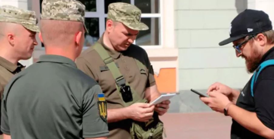 В Одесі "бусифікували" звільненого з полону морпіха: що кажуть в ТЦК