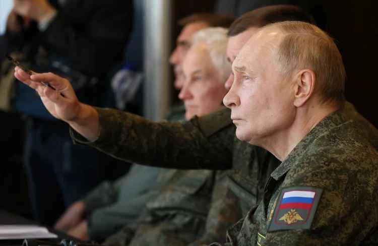 Росія значно слабша, ніж розповідає Путін, - The Economist