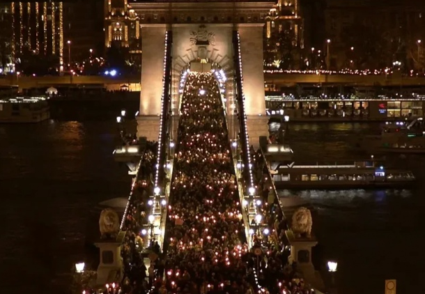 В Угорщині тисячі людей вийшли на протести на тлі скандалу з насильством над дітьми