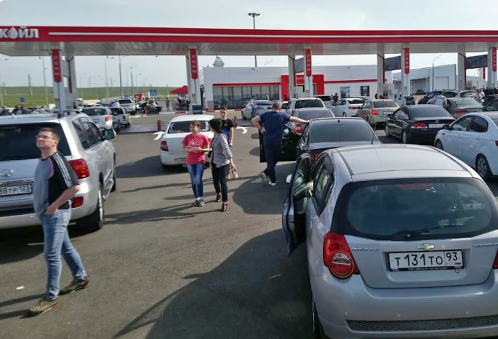 На АЗС в Крыму исчез бензин: оккупанты нашли виновного