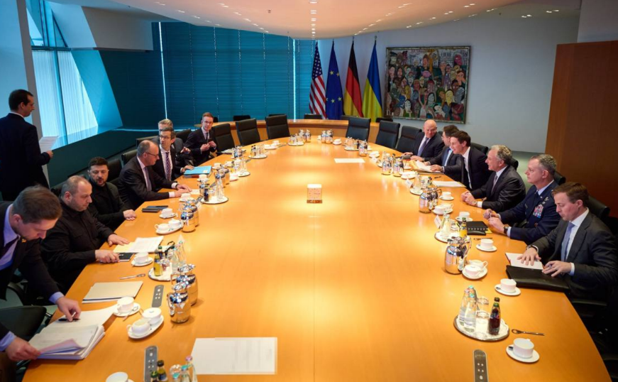 США наполягають на відході ЗСУ з Донбасу: AFP про переговори в Берліні