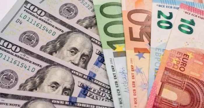 Долар та євро в обмінниках: скільки сьогодні коштує валюта
