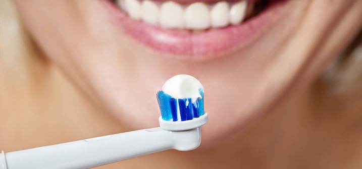 Стоматолог розповів, якими зубними пастами він би "ніколи не користувався"