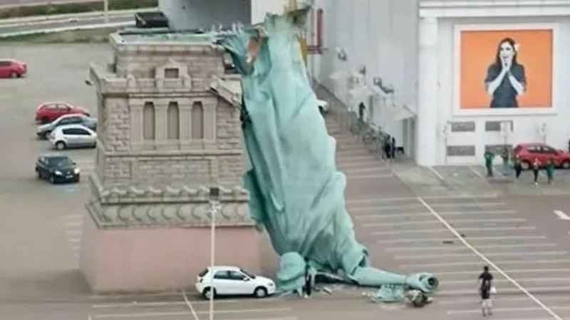 В Бразилии упала 24-метровая статуя Свободы: конструкцию снесло сильным ветром