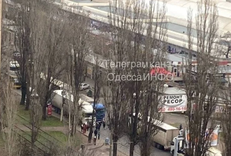 Одесити перекрили дорогу через тижневу відсутність світла у будинках