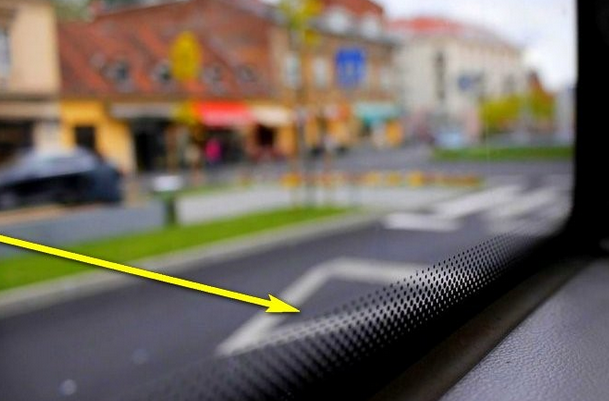 Зачем на лобовом стекле черные точки: скрытая функция, о которой мало кто знает