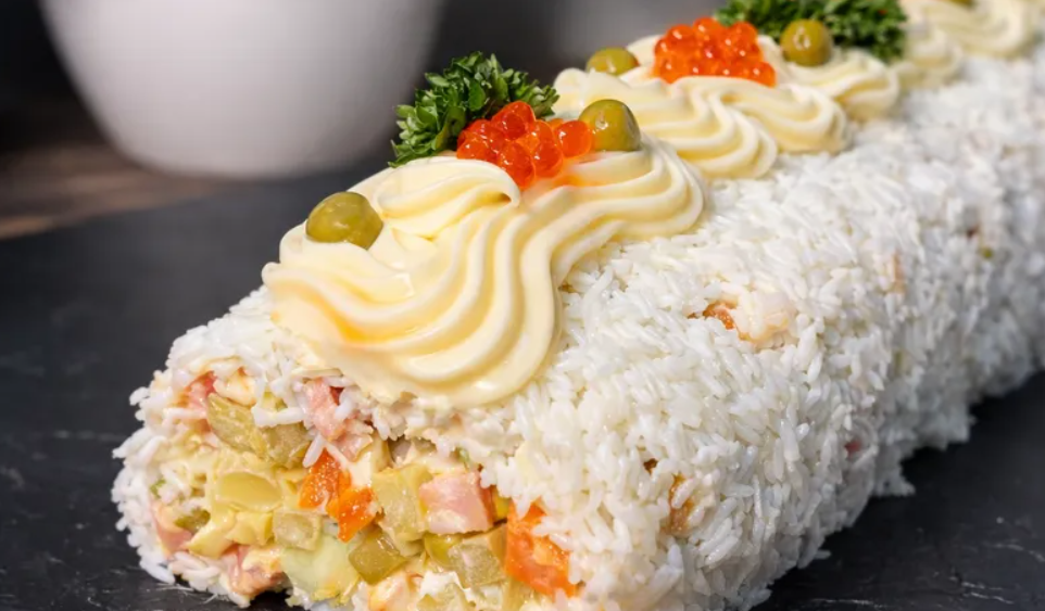 Оливье по-новому: привычное блюдо можно подать в виде рулета