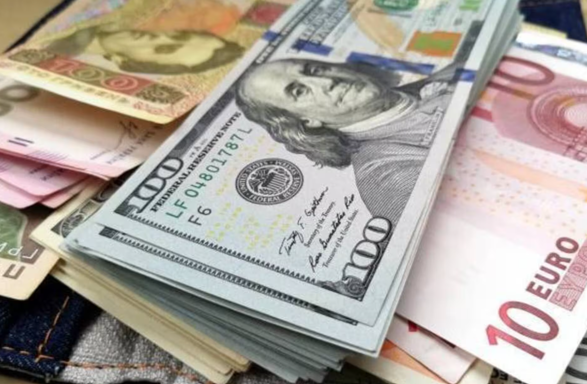 Стоимость валюты: какой курс доллара и евро в начале недели