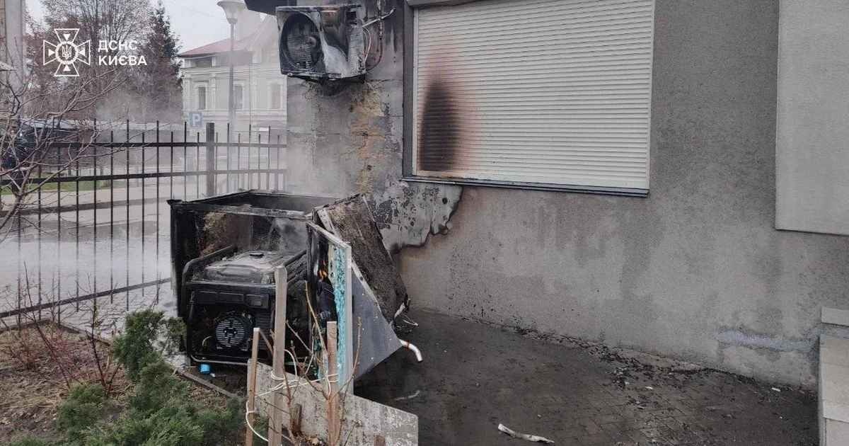 У Києві сталася пожежа через генератор, вогонь накрив фасад житлового будинку