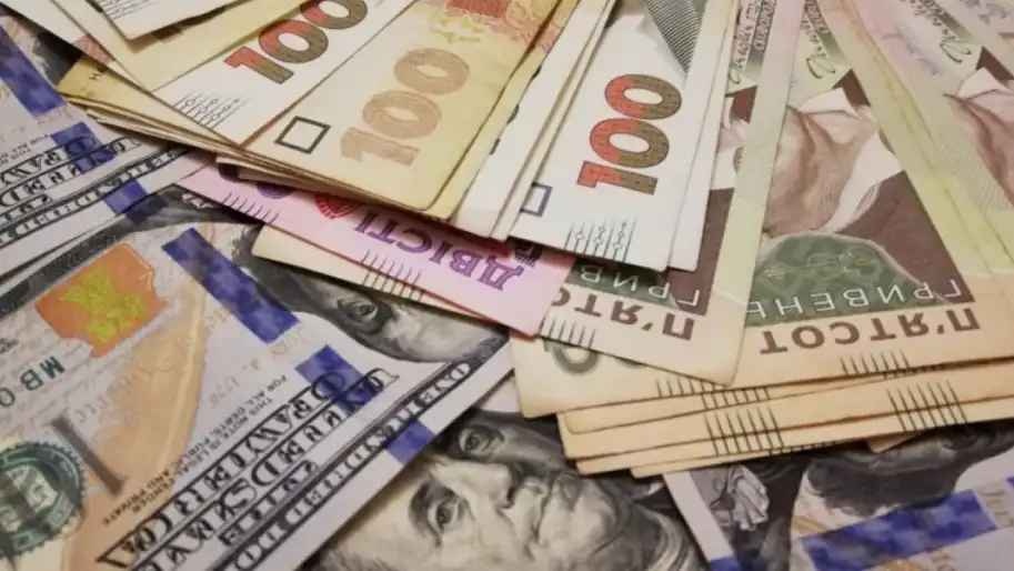 Курс валют: скільки коштують долар та євро сьогодні