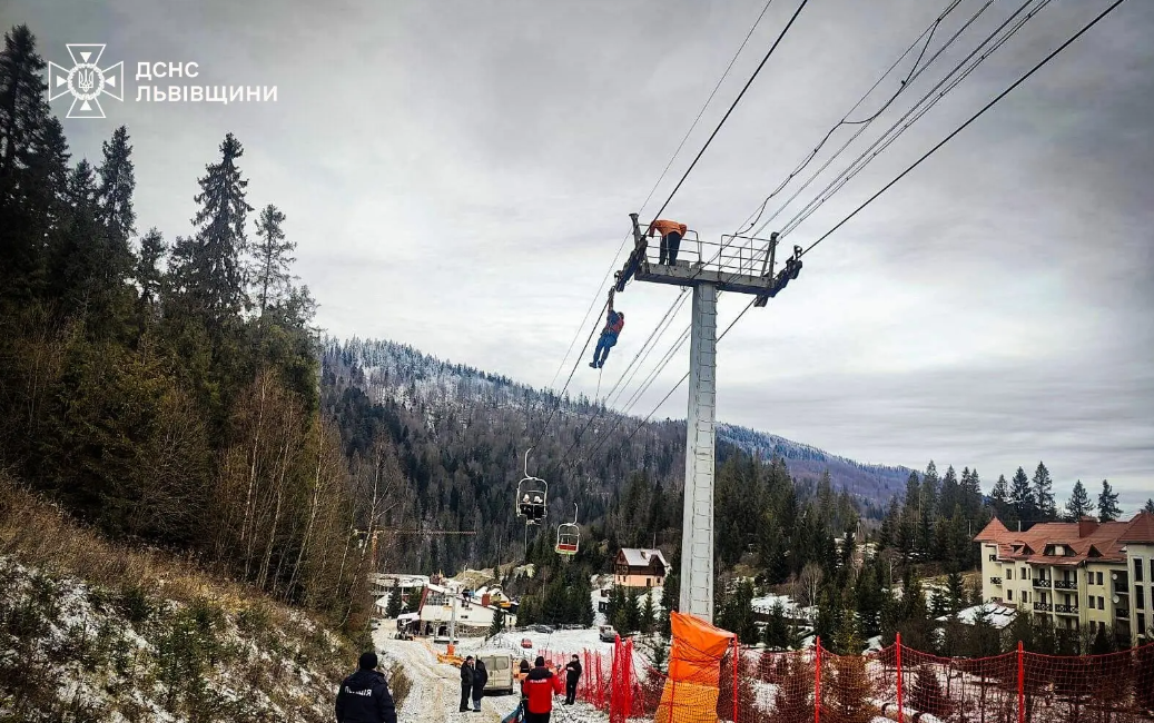 В горах в Львовской области около 80 человек застряли на подъемнике