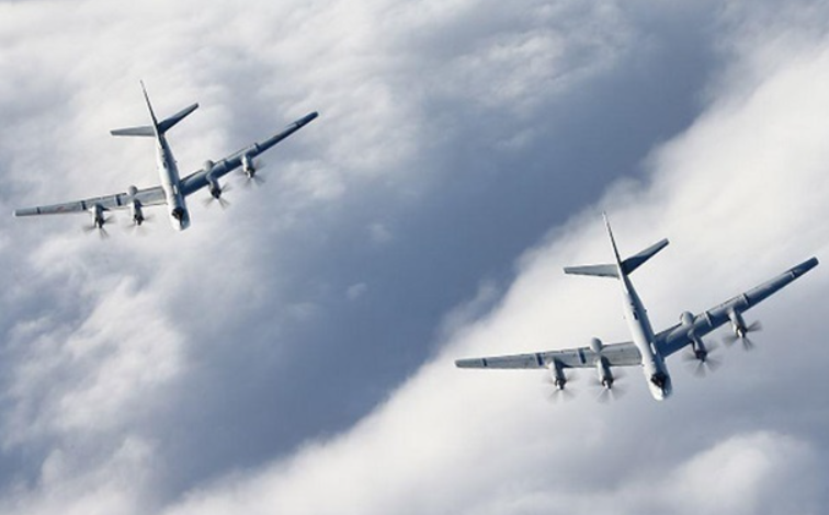 Кремль хизується польотом ядерних ракетоносців біля кордонів НАТО - ЦПД