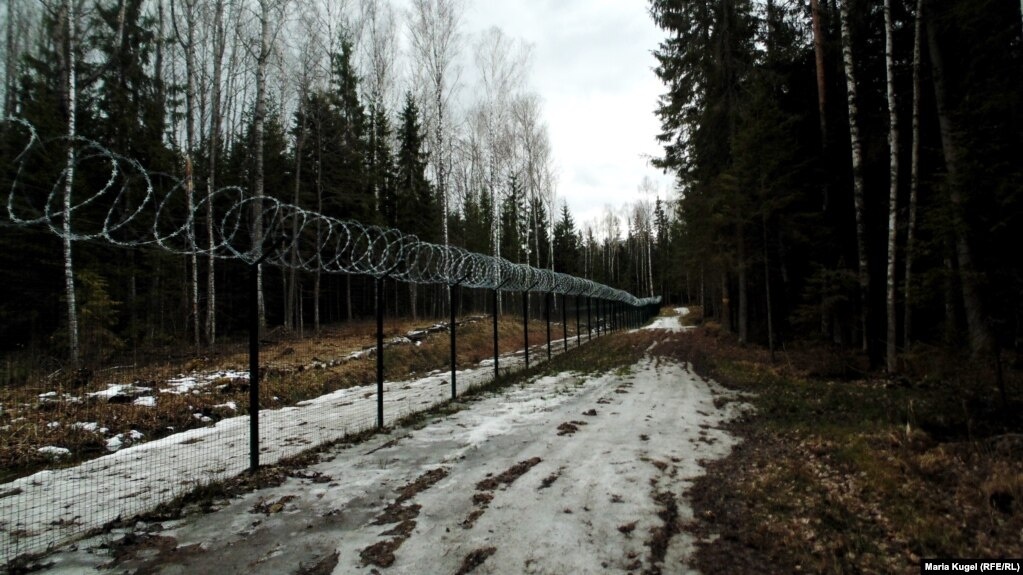 Латвия достроила забор на границе с Россией