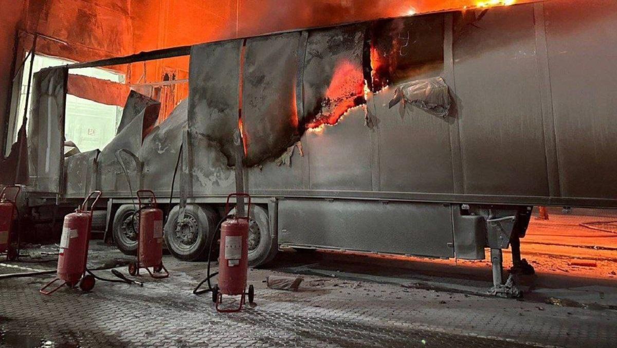 Массированная атака на Одесскую область: в сортировочном центре "Новой почты" сгорел прицеп с посылками