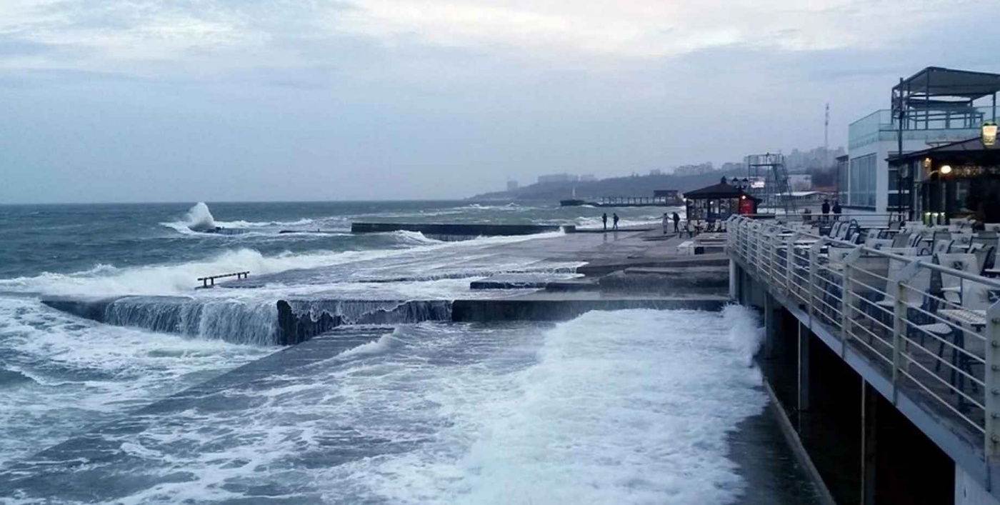 На пляжах Одеси помітили плями, схожі на нафтові