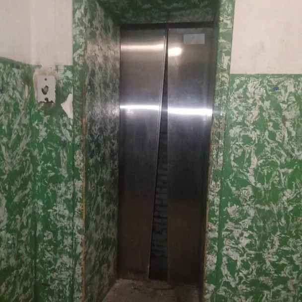 У Львові компанія молодиків застрягла в ліфті, один впав у шахту