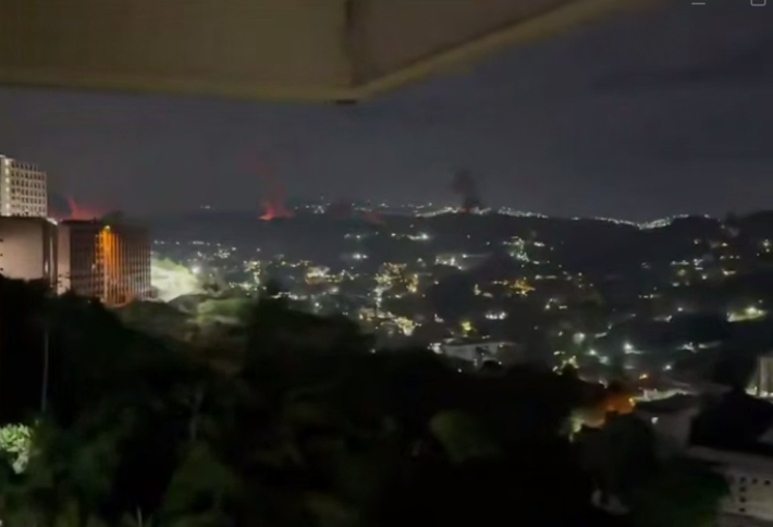 В столице Венесуэлы раздаются взрывы, в небе летает авиация — СМИ