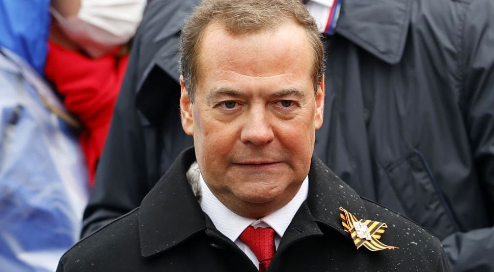 Медведев впал в истерику из-за действий США в Венесуэле и потребовал ударить по Украине