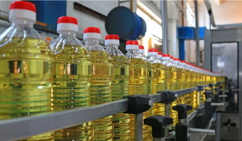 В Дніпрі в результаті атаки дронів на доргу витекло 300 тон олії