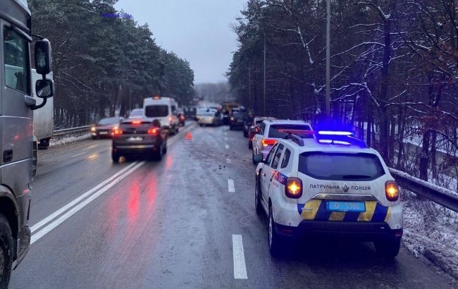 В Киеве утром произошло масштабное ДТП с участием 13 автомобилей