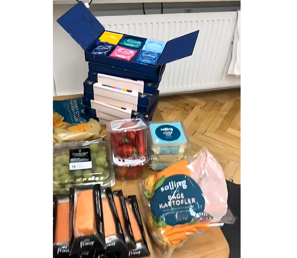 Українець у Данії порився у смітнику та показав, які продукти можна там знайти